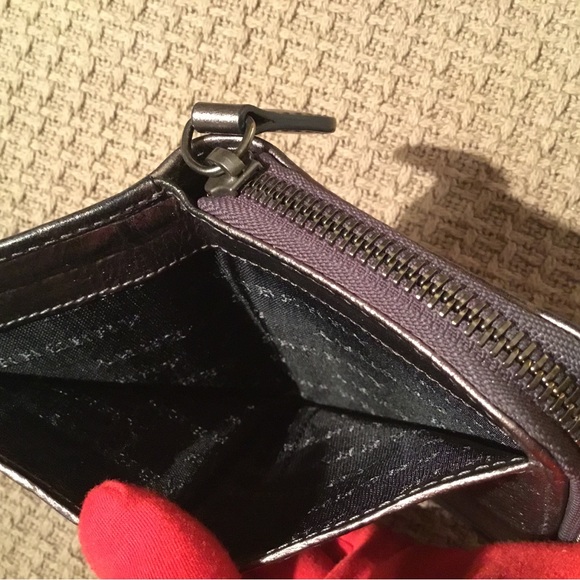 AUTHENTIC BURBERRY COMPACT WALLET IN GOOD PRE-LOVED CONDITION. ONLY $138.00.🔥🔥 - Picture 4 of 14